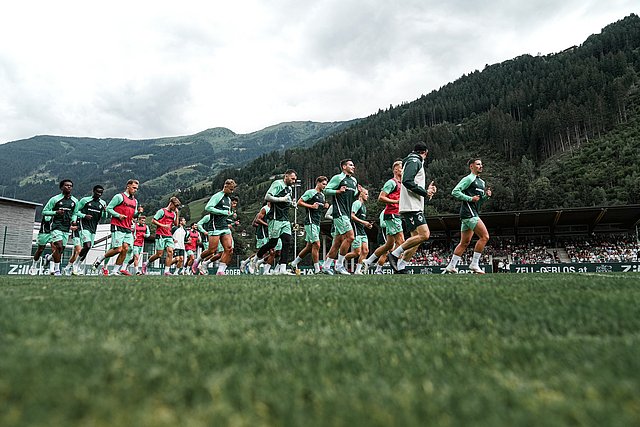 Mannschaft läuft im Parkstadion ein © SV Werder Bremen Bildnachweis: © SV WERDER BREMEN
